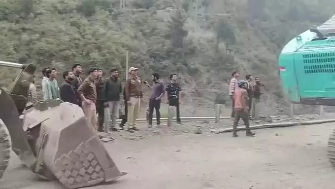 चंदरकोट में भूस्खलन के कारण NH-44 यातायात बाधित, बहाली कार्य जारी चंदरकोट में भूस्खलन के कारण NH-44 यातायात बाधित, बहाली कार्य जारी
