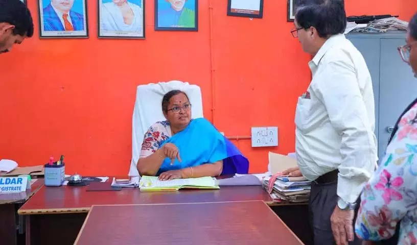 समय पर काम नहीं करने पर सख्त कार्रवाई की जाएगी: Collector Haimavati समय पर काम नहीं करने पर सख्त कार्रवाई की जाएगी: Collector Haimavati