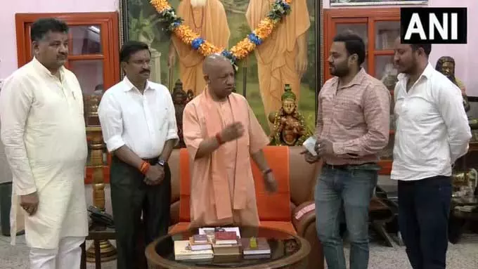मुख्यमंत्री योगी आदित्यनाथ ने अग्निकांड पीड़ितों को दी आर्थिक सहायता, बांटे चेक मुख्यमंत्री योगी आदित्यनाथ ने अग्निकांड पीड़ितों को दी आर्थिक सहायता, बांटे चेक