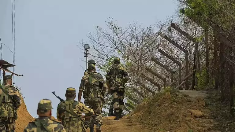 BSF हिली बॉर्डर पर क्षतिग्रस्त सुपारी बैराज की तलाश में BSF हिली बॉर्डर पर क्षतिग्रस्त सुपारी बैराज की तलाश में