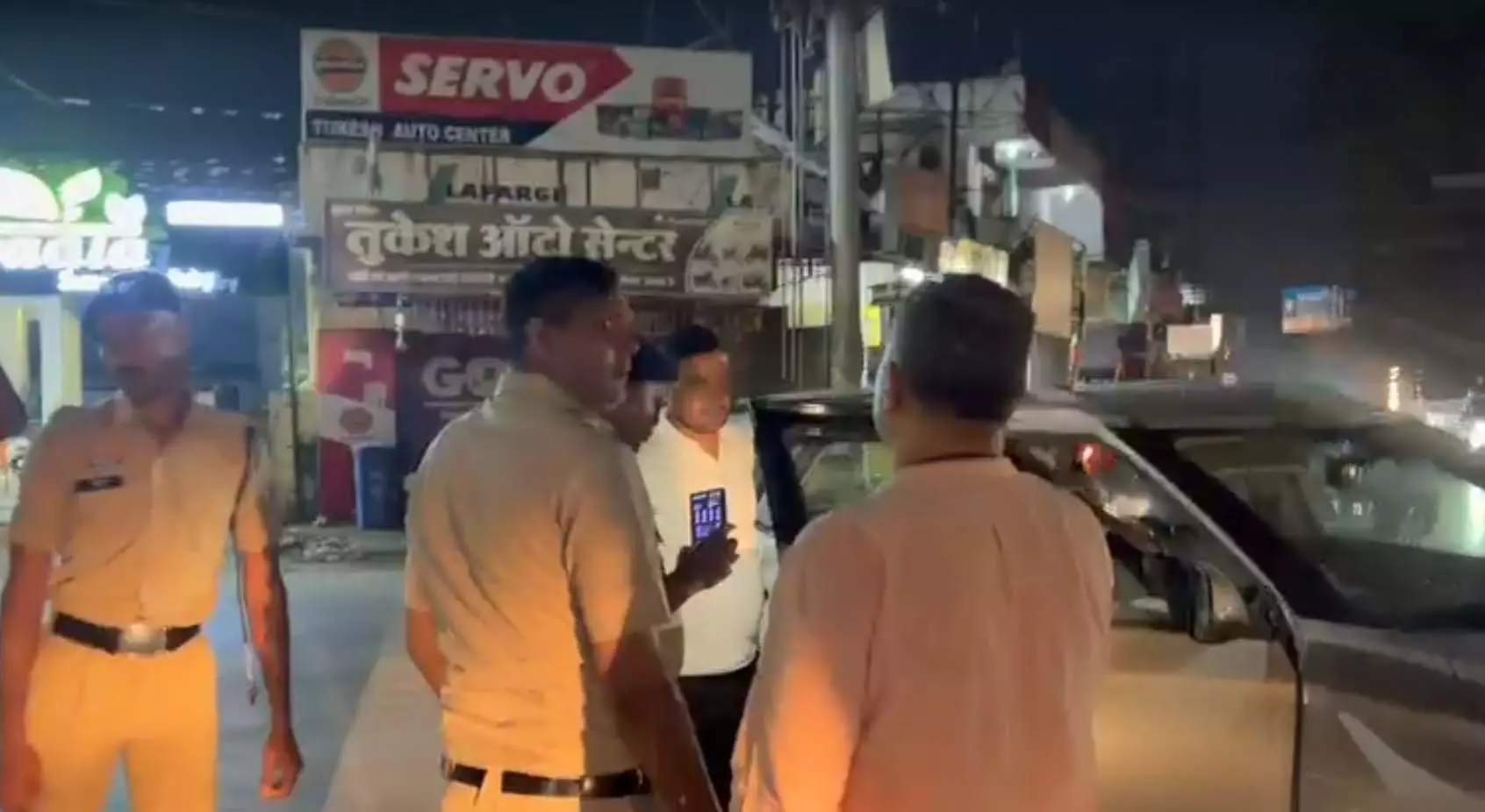 रायपुर में VIP रोड पर सख्त चेकिंग अभियान रायपुर में VIP रोड पर सख्त चेकिंग अभियान