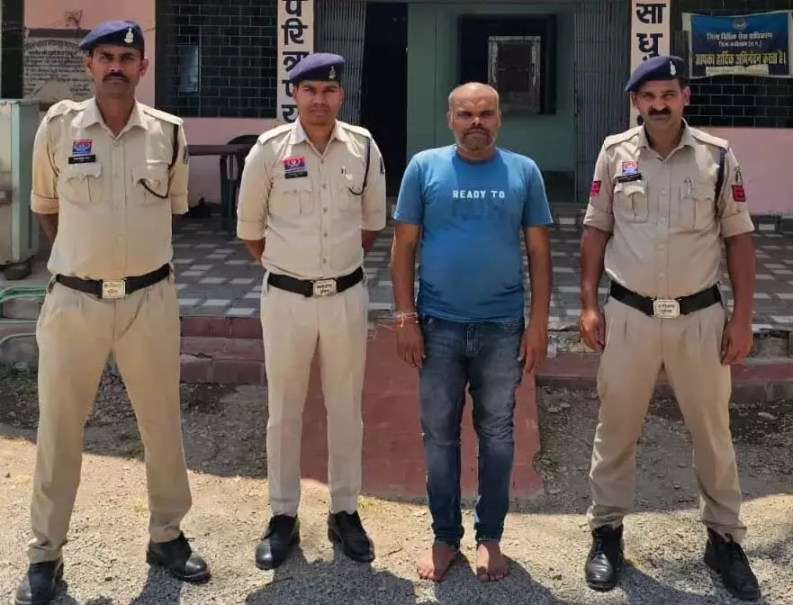 CG: धान खरीदी घोटाला, 70 लाख की हेराफेरी में प्रभारी गिरफ्तार CG: धान खरीदी घोटाला, 70 लाख की हेराफेरी में प्रभारी गिरफ्तार