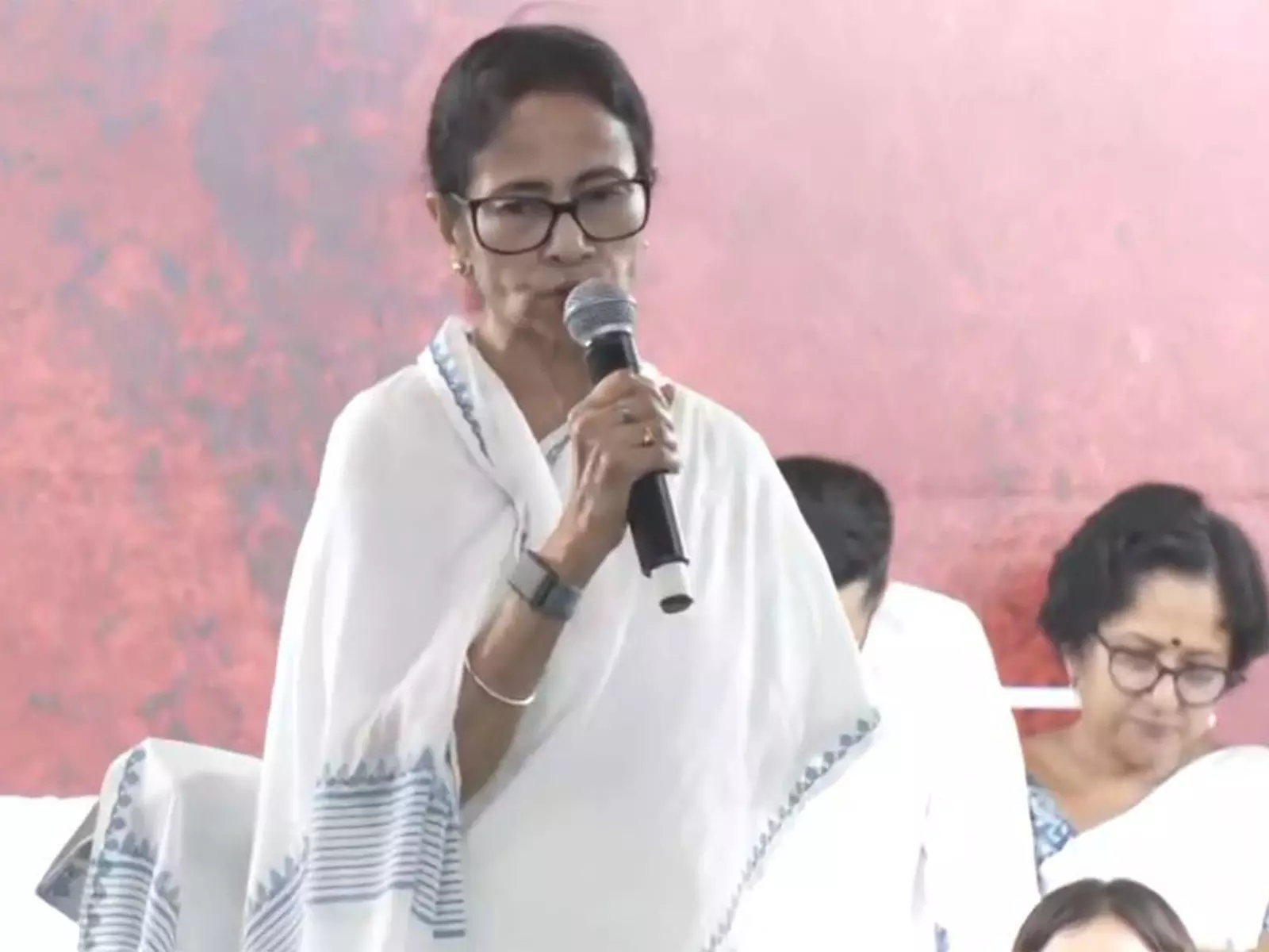 खराब मौसम के चलते Kolkata एयरपोर्ट पर फ्लाइट ऑपरेशन रुका खराब मौसम के चलते Kolkata एयरपोर्ट पर फ्लाइट ऑपरेशन रुका
