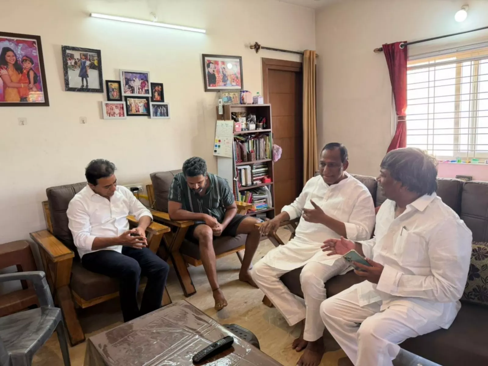 Telangana: के टी रामा राव ने घायल बीआरएस नेता मन्ने कृषंक से मुलाकात की Telangana: के टी रामा राव ने घायल बीआरएस नेता मन्ने कृषंक से मुलाकात की