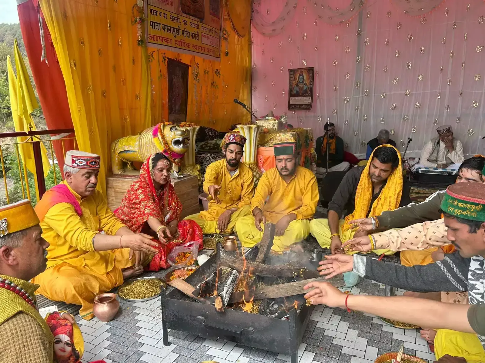 Mandi: दुर्गा पूजा के मौके पर बगलामुखी सेहली में श्रद्धालुओं की भीड़ Mandi: दुर्गा पूजा के मौके पर बगलामुखी सेहली में श्रद्धालुओं की भीड़