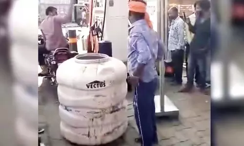1 हजार लीटर पेट्रोल-डीजल खरीदने पहुंचा युवक, ले जाने के लिए रखा था पानी टंकी 1 हजार लीटर पेट्रोल-डीजल खरीदने पहुंचा युवक, ले जाने के लिए रखा था पानी टंकी