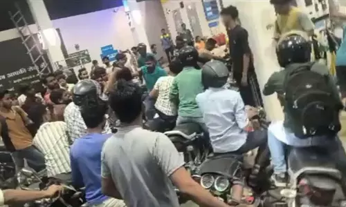पेट्रोल के लिए हाथापाई हो गई, देर रात तक लगी रही भीड़ पेट्रोल के लिए हाथापाई हो गई, देर रात तक लगी रही भीड़