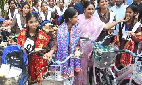 Delhi CM Rekha Gupta ने दुर्गा अष्टमी पर 1,100 स्कूली छात्राओं को साइकिलें दीं Delhi CM Rekha Gupta ने दुर्गा अष्टमी पर 1,100 स्कूली छात्राओं को साइकिलें दीं