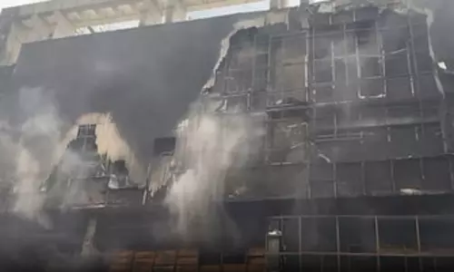 इमारत में लगी भीषण आग, कई घंटों की मशक्कत के बाद 15 गाड़ियों ने पाया काबू