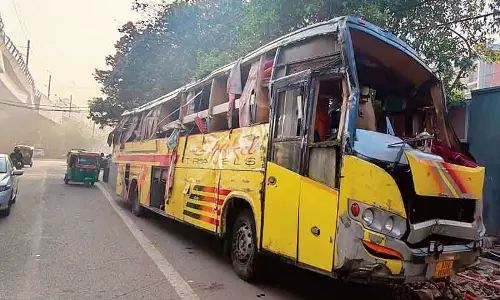 Karol Bagh इलाके में बस पलटने से दो लोगों की मौत, 23 घायल