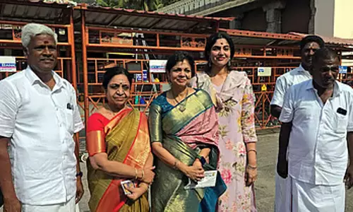 सौम्या अंबुमणि PMK कैंडिडेट लिस्ट के साथ अरुणाचलेश्वर मंदिर गई सौम्या अंबुमणि PMK कैंडिडेट लिस्ट के साथ अरुणाचलेश्वर मंदिर गई