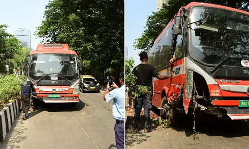 Mumbai : प्रभादेवी में कार के अचानक यू-टर्न लेने से बेस्ट बस डिवाइडर पर चढ़ी Mumbai : प्रभादेवी में कार के अचानक यू-टर्न लेने से बेस्ट बस डिवाइडर पर चढ़ी