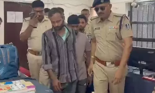 Indore : 10 अवैध हथियार, 13 मैगज़ीन, छह ज़िंदा कारतूस के साथ 4 लोग गिरफ़्तार Indore : 10 अवैध हथियार, 13 मैगज़ीन, छह ज़िंदा कारतूस के साथ 4 लोग गिरफ़्तार