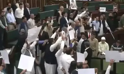 विधानसभा में हंगामा, खामेनेई की तस्वीर लेकर प्रदर्शन, धक्का मुक्की हुई