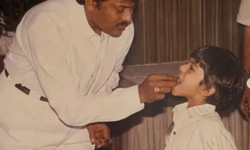रामचरण के जन्मदिन पर चिरंजीवी ने लुटाया प्यार, बोले-संस्कार और अनुशासन ही तुम्हारी असली पहचान रामचरण के जन्मदिन पर चिरंजीवी ने लुटाया प्यार, बोले-संस्कार और अनुशासन ही तुम्हारी असली पहचान