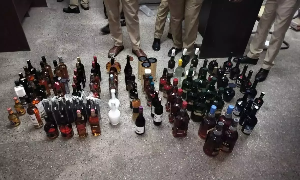 Telangana: आबकारी पुलिस ने 127 NDPL बोतलें जब्त कीं Telangana: आबकारी पुलिस ने 127 NDPL बोतलें जब्त कीं