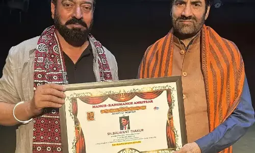 Jammu: विश्व रंगमंच दिवस पर कलाकारों का हुआ सम्मान Jammu: विश्व रंगमंच दिवस पर कलाकारों का हुआ सम्मान