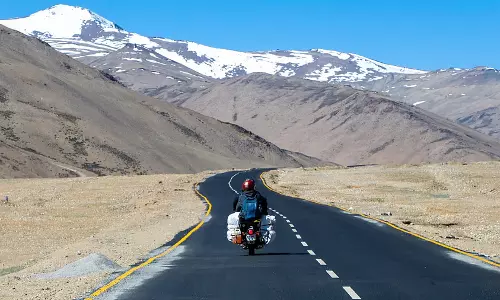 पीक सीजन के आने से Ladakh का पर्यटन मंदी की ओर पीक सीजन के आने से Ladakh का पर्यटन मंदी की ओर