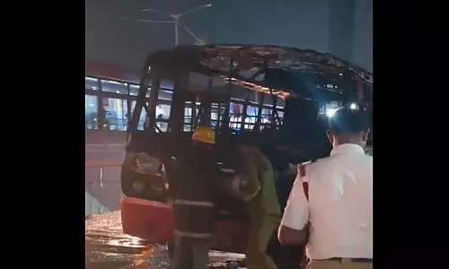 लुलु मॉल के पास KSRTC बस में आग लग गई; ड्राइवर की समय की पाबंदी से यात्रियों की जान बची लुलु मॉल के पास KSRTC बस में आग लग गई; ड्राइवर की समय की पाबंदी से यात्रियों की जान बची