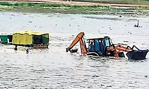 शॉर्टकट के चक्कर में नदी में गिरा Tractor : 10 से ज़्यादा लोग नदी के बीच में फंसे, फिर क्या हुआ? शॉर्टकट के चक्कर में नदी में गिरा Tractor : 10 से ज़्यादा लोग नदी के बीच में फंसे, फिर क्या हुआ?