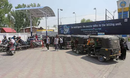 Srinagar फ्यूल कमी की अफवाहों से घाटी में पैनिक खरीदारी Srinagar फ्यूल कमी की अफवाहों से घाटी में पैनिक खरीदारी