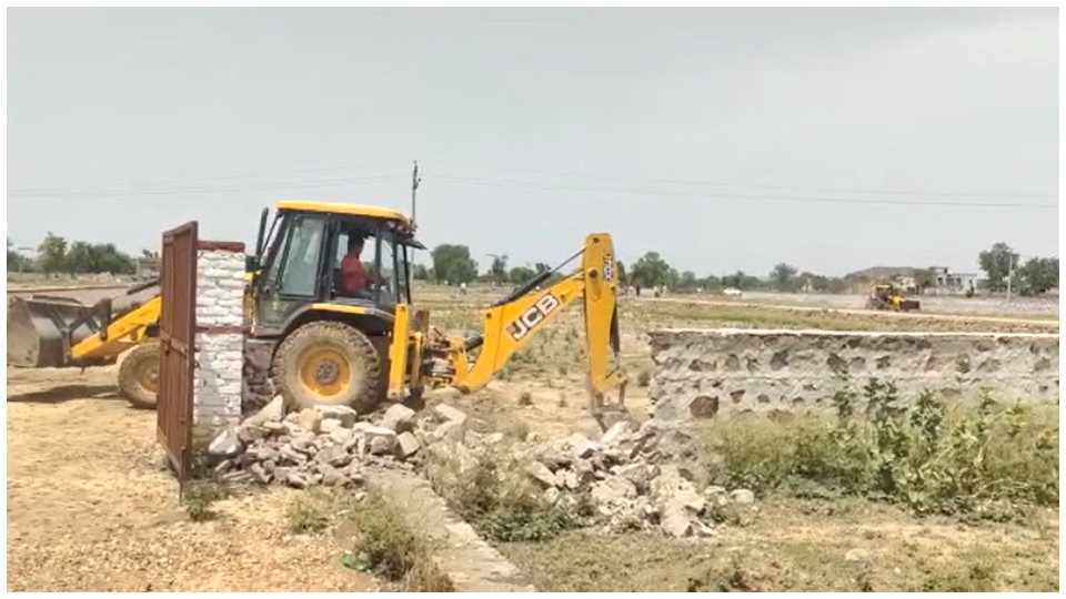 Gorakhpur: सरकारी जमीन मुक्त करने के लिए की गई सख्त कार्रवाई Gorakhpur: सरकारी जमीन मुक्त करने के लिए की गई सख्त कार्रवाई