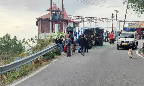 Nainital: ज्योलीकोट-भवाली रोड पर हादसे का शिकार बस Nainital: ज्योलीकोट-भवाली रोड पर हादसे का शिकार बस