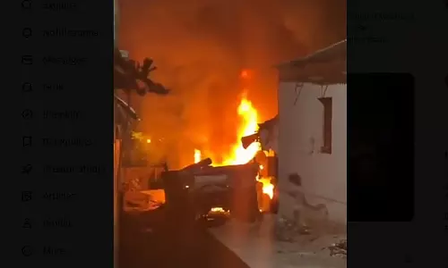 Bengaluru : पैसेंजर का इंतज़ार कर रही कार को लॉरी ने टक्कर मारी, युवक ज़िंदा जला Bengaluru : पैसेंजर का इंतज़ार कर रही कार को लॉरी ने टक्कर मारी, युवक ज़िंदा जला