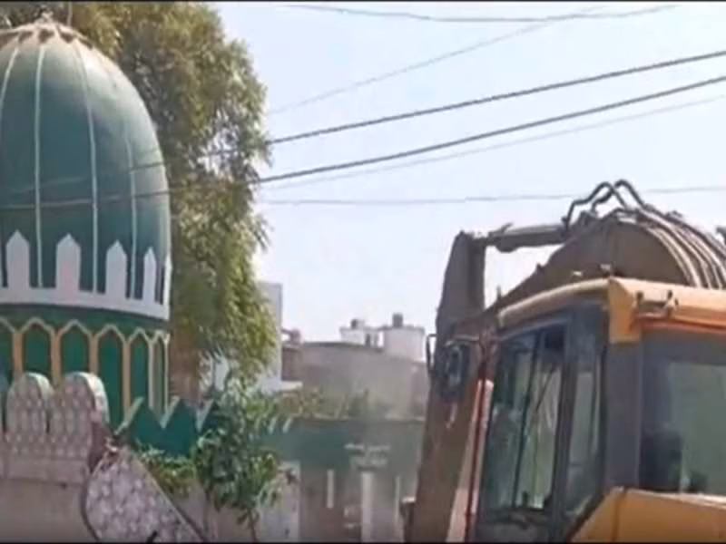 Gorakhpur: प्रशासन ने मजार ध्वस्त करने का किया बड़ा एक्शन Gorakhpur: प्रशासन ने मजार ध्वस्त करने का किया बड़ा एक्शन