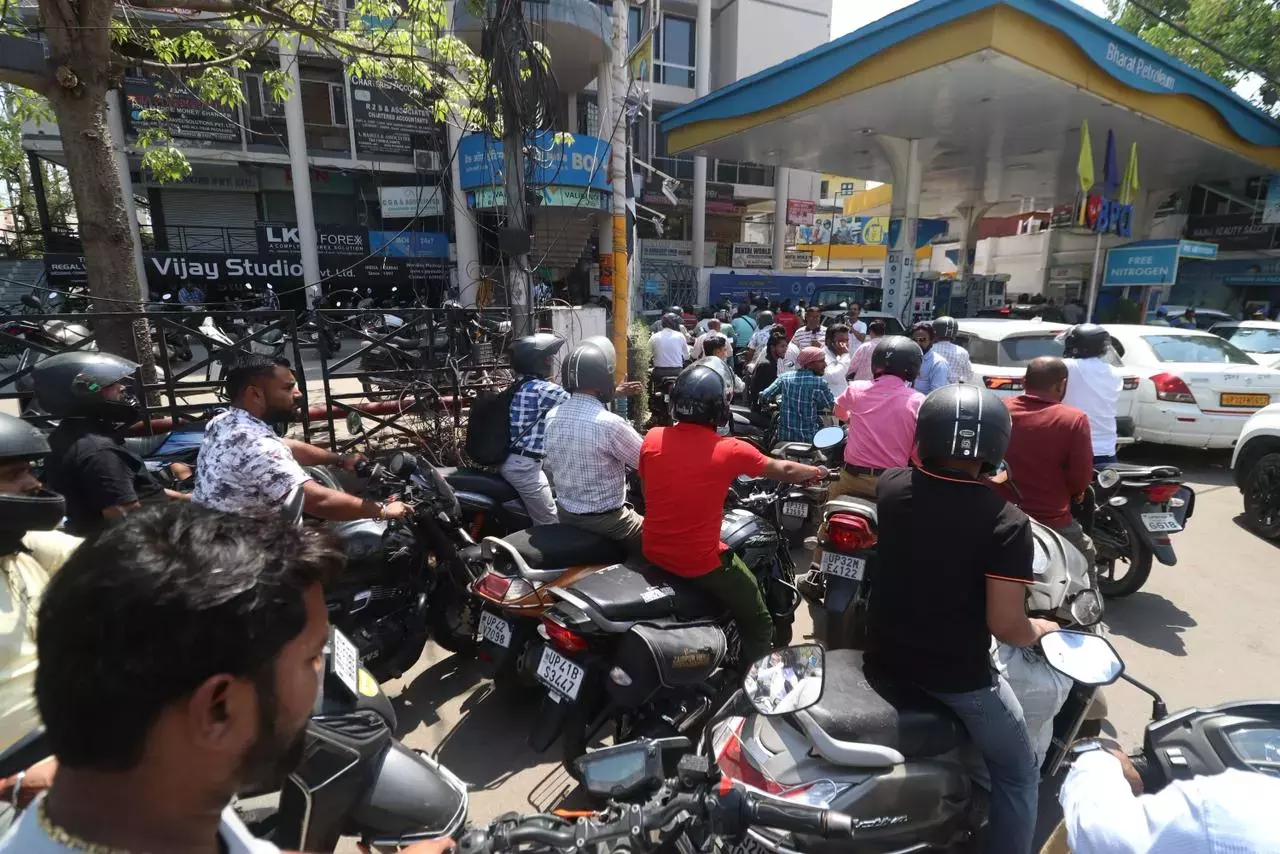 Lucknow: अफवाहों ने बढ़ाई ईंधन खरीद की भागदौड़