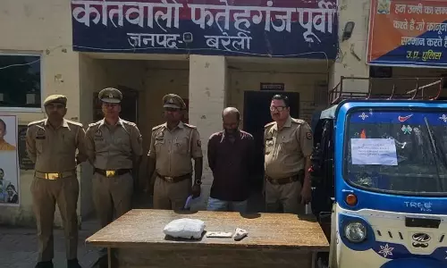 Bareilly: लूट के ऑटो पर घूम रहा बदमाश गिरफ्तार Bareilly: लूट के ऑटो पर घूम रहा बदमाश गिरफ्तार