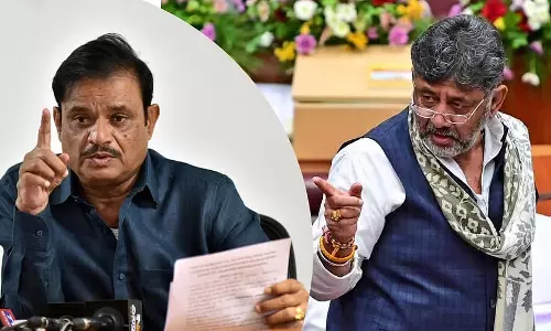 D.K. Shivakumar-मुनिरत्न के बीच विधानसभा में लड़ाई: सदन अपने रास्ते से भटक गया है D.K. Shivakumar-मुनिरत्न के बीच विधानसभा में लड़ाई: सदन अपने रास्ते से भटक गया है