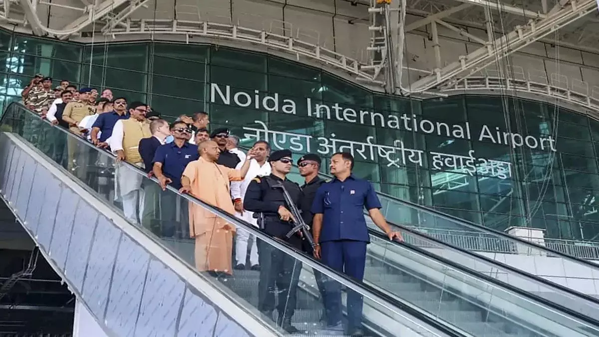 Greater Noida: हाई अलर्ट के बीच एयरपोर्ट उद्घाटन की तैयारी पूरी Greater Noida: हाई अलर्ट के बीच एयरपोर्ट उद्घाटन की तैयारी पूरी