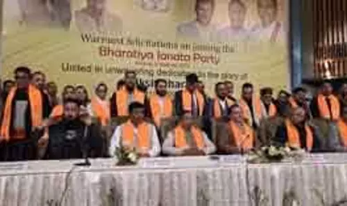 SRINAGAR अपनी पार्टी के नेताओं ने पार्टी में नए लोगों का स्वागत किया SRINAGAR अपनी पार्टी के नेताओं ने पार्टी में नए लोगों का स्वागत किया