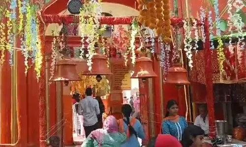 Farrukhabad: जन्मोत्सव पर मंदिर में भक्तों ने किया पूजा-अर्चना और उत्सव Farrukhabad: जन्मोत्सव पर मंदिर में भक्तों ने किया पूजा-अर्चना और उत्सव