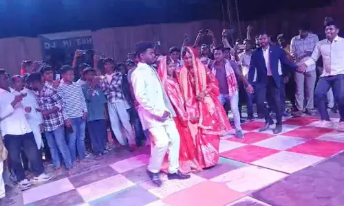 एक दूल्हे ने दो दुल्हनों संग एक ही मंडप में लिए सात फेरे