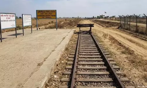 अनोखा स्टेशन...रहता है सुनसान, यहां साल में सिर्फ दो बार ही आती है ट्रेन अनोखा स्टेशन...रहता है सुनसान, यहां साल में सिर्फ दो बार ही आती है ट्रेन