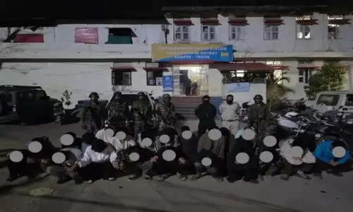 Manipur : सुरक्षा बलों की गाड़ी में आग लगाने के आरोप में पांच गिरफ्तार Manipur : सुरक्षा बलों की गाड़ी में आग लगाने के आरोप में पांच गिरफ्तार
