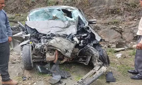 Mandi में बस-कार की टक्कर में दो लोगों की मौत, 2 गंभीर रूप से घायल