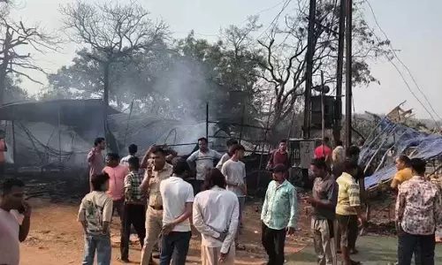 ट्रांसफार्मर में लगी आग, दुकानदारों तक फैली