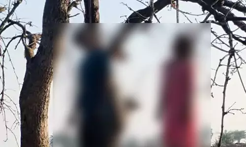 जंगल में पेड़ से लटके मिले युवक-युवती के शव, इलाके में सनसनी जंगल में पेड़ से लटके मिले युवक-युवती के शव, इलाके में सनसनी