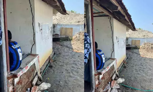 Kerala : रेत खनन के दौरान कोनोली नहर के किनारे मकान ढह गया Kerala : रेत खनन के दौरान कोनोली नहर के किनारे मकान ढह गया