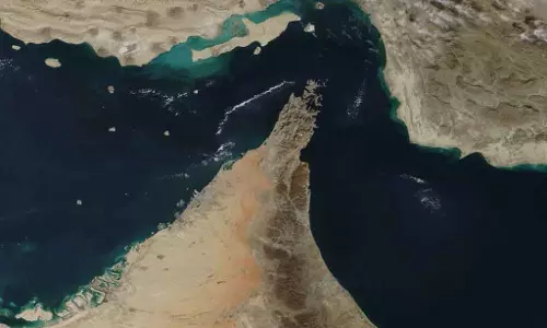 Iran-US तनाव बढ़ा, तेहरान ने होर्मुज जलडमरूमध्य पर पकड़ मजबूत की Iran-US तनाव बढ़ा, तेहरान ने होर्मुज जलडमरूमध्य पर पकड़ मजबूत की
