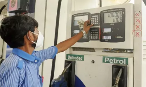 पेट्रोल और डीजल की कीमतों में कोई बदलाव नहीं, एक्साइज में कमी से होगी तेल कंपनियों के नुकसान की भरपाई: केंद्र सरकार पेट्रोल और डीजल की कीमतों में कोई बदलाव नहीं, एक्साइज में कमी से होगी तेल कंपनियों के नुकसान की भरपाई: केंद्र सरकार