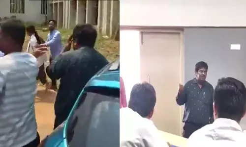 Professor का गलत व्यवहार: क्लास में स्टूडेंट से प्यार का इज़हार किया Professor का गलत व्यवहार: क्लास में स्टूडेंट से प्यार का इज़हार किया