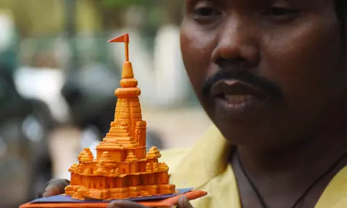 Bhubaneswar कलाकार ने चाक से अयोध्या राम मंदिर बनाया