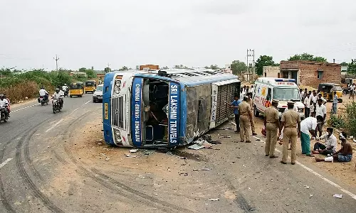 MP : उज्जैन में शादी में शामिल मेहमानों को ले जा रही बस पलटी, 18 घायल