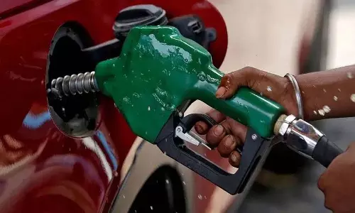 Fuel Prices: केंद्र ने एक्साइज ड्यूटी में ₹10/लीटर की कटौती की, रिटेल रेट में कोई बदलाव नहीं Fuel Prices: केंद्र ने एक्साइज ड्यूटी में ₹10/लीटर की कटौती की, रिटेल रेट में कोई बदलाव नहीं