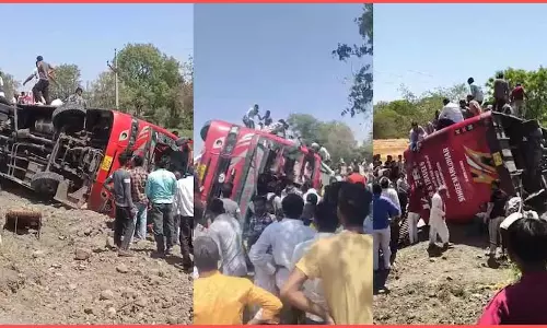बारातियों को ले जा रही बस पलटी, 27 घायल बारातियों को ले जा रही बस पलटी, 27 घायल