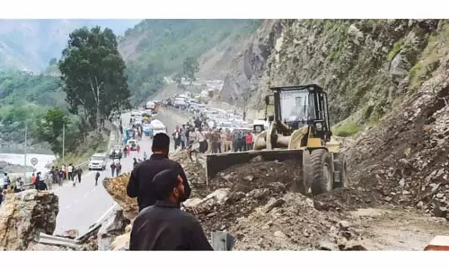 Ramban के पास लैंडस्लाइड के बाद NH पर 5 घंटे तक ट्रैफिक बाधित रहा
